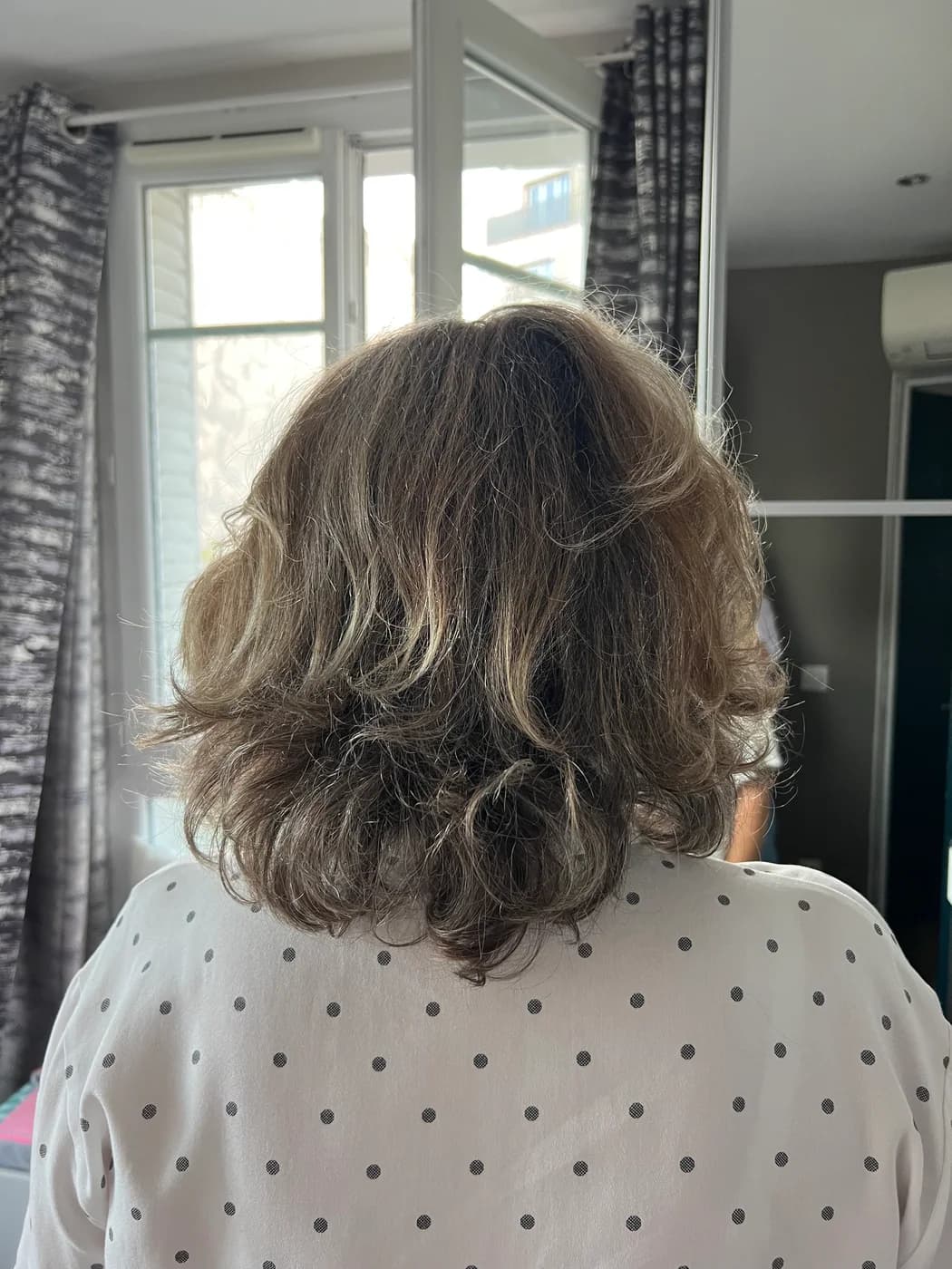 Avant : Cheveux mi-longs méchés
